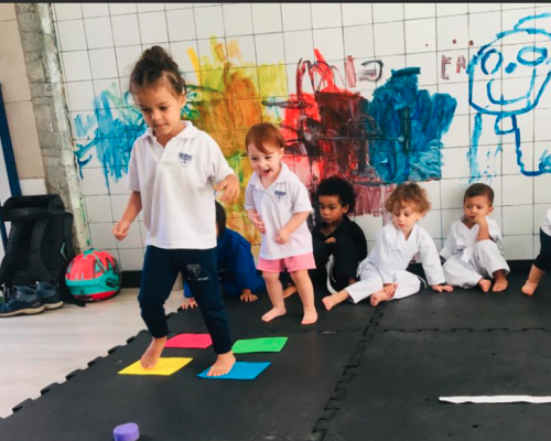Aula de Corpo e Movimento Escola Ttwice Aula de Corpo e Movimento Escola Ttwice